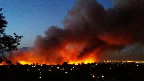 Los Angeles menacée par des incendies de broussailles, des habitants évacués