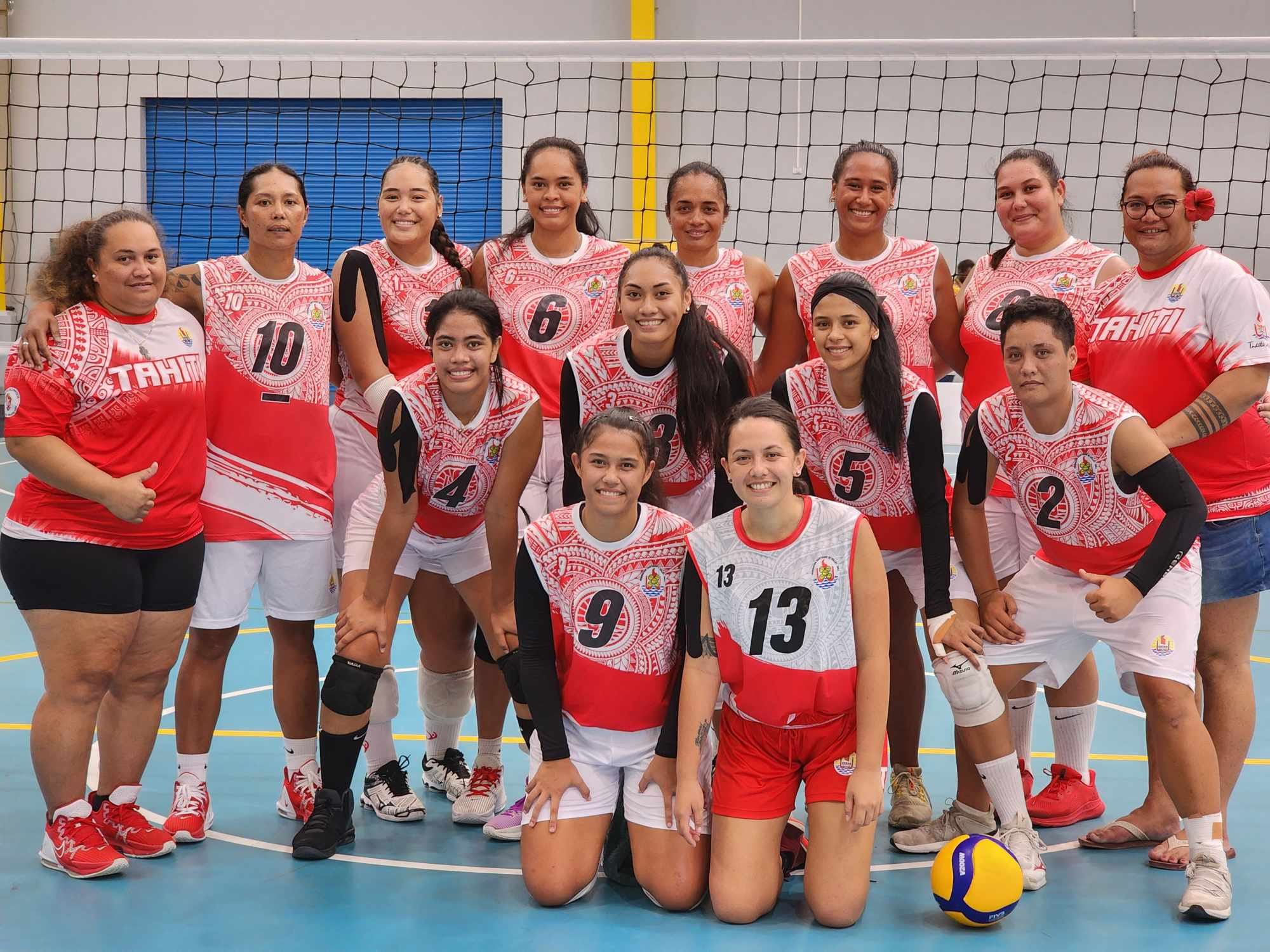 La sélection féminine de volley-ball coachée par Maimiti Mare et Jean-Marc Zinguerlet. (© Fédération tahitienne de volley-ball)