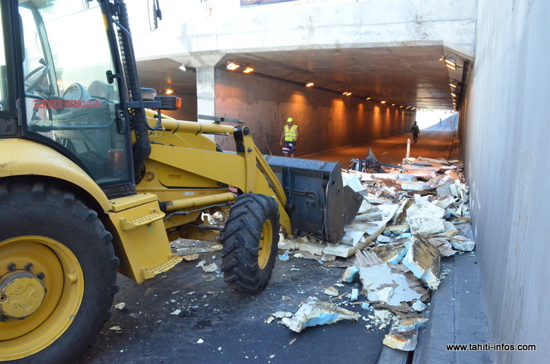 Le tunnel de la mairie de Punaauia a été fermé à la circulation pendant près d'une heure, avant que les débris de l'accident soient retirés
