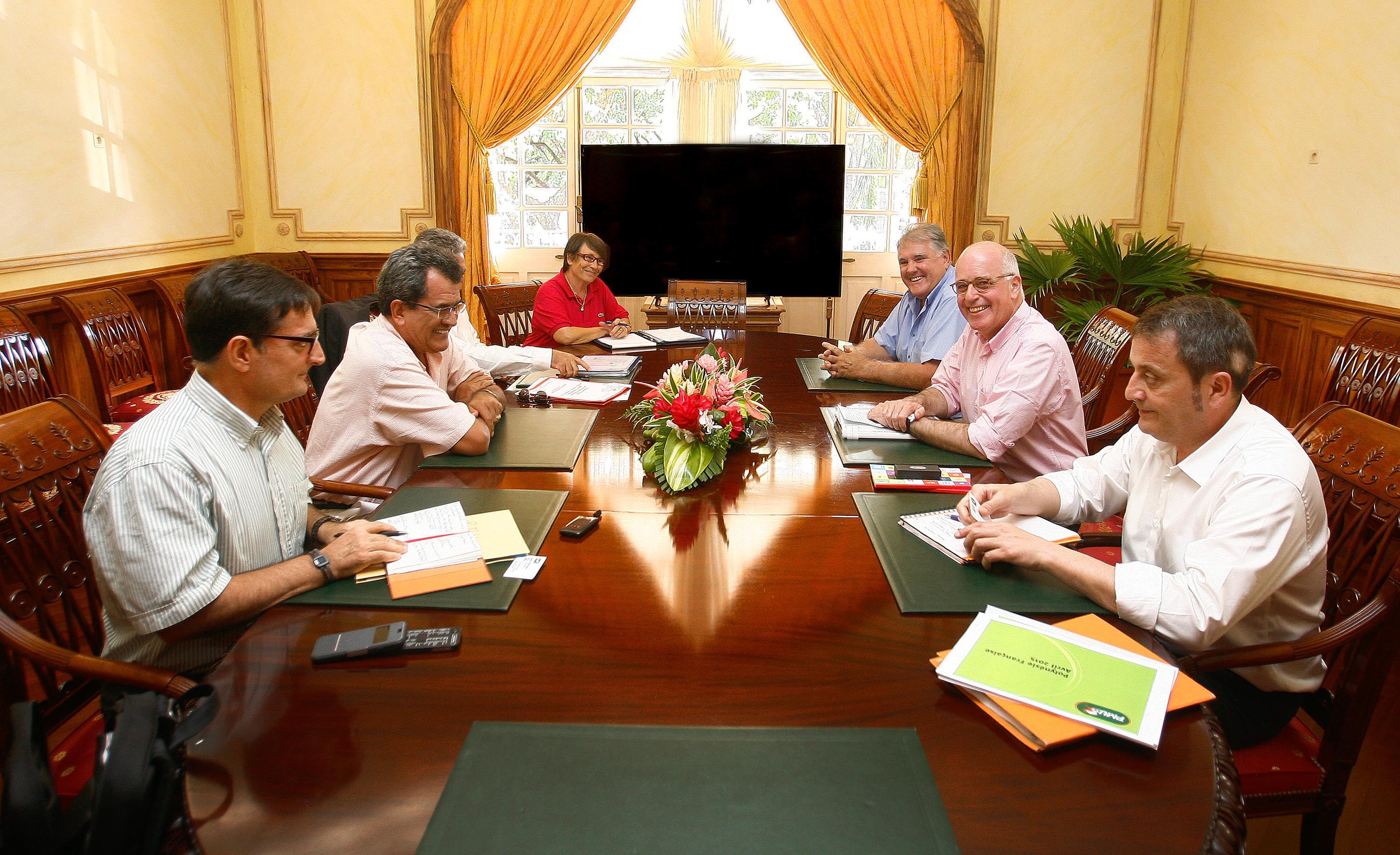 Pierre Pages et Philippe Thebault ont été reçus à la Présidence, ce lundi. Ils réalisent une étude de faisabilité sur l’implantation de paris sur les courses hippiques internationales en Polynésie française, pour le compte du PMU.