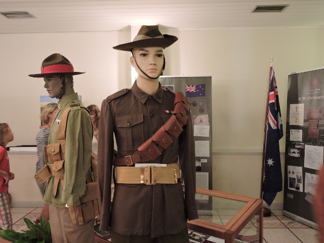 Uniformes, ceinturon, médaille, canif, rasoir, miroir... sont exposés. Derrière le rappel historique de l'Anzac Day, on découvre aussi le destin de ces hommes partis combattre auprès des Français.