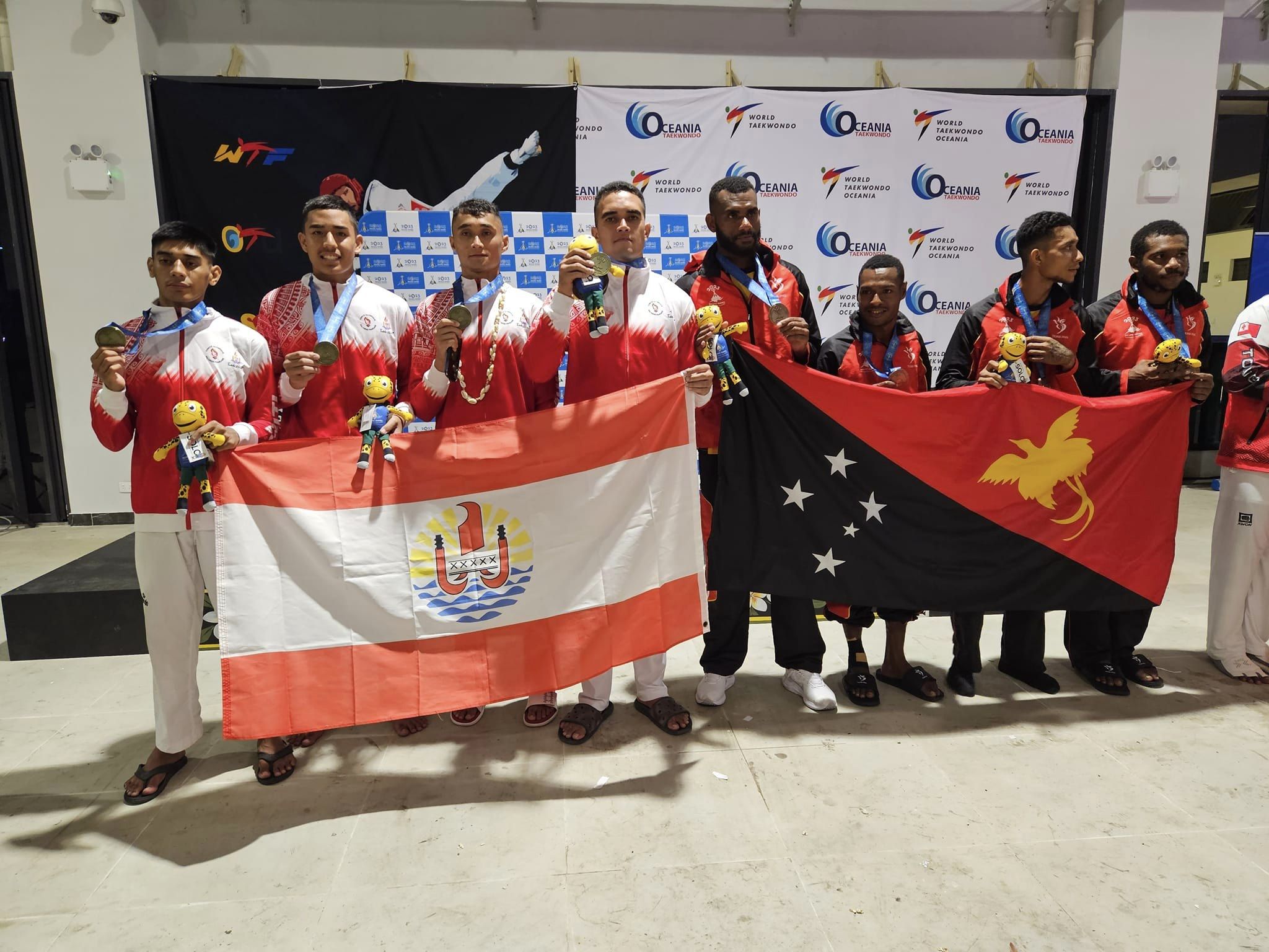 La sélection masculine de taekwondo, médaillée d'or au tournoi par équipe. Le capitaine de la sélection Manu Huaatua (quatrième en partant de la gauche) s'est aussi offert l'or en +87 kg. Rahiti Iorss (à sa gauche) est lui titré en -74 kg. (photo : Polynesia taekwondo)