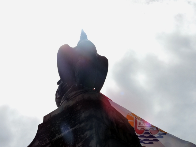 Quels sont les symboles sur le monument aux morts ? 