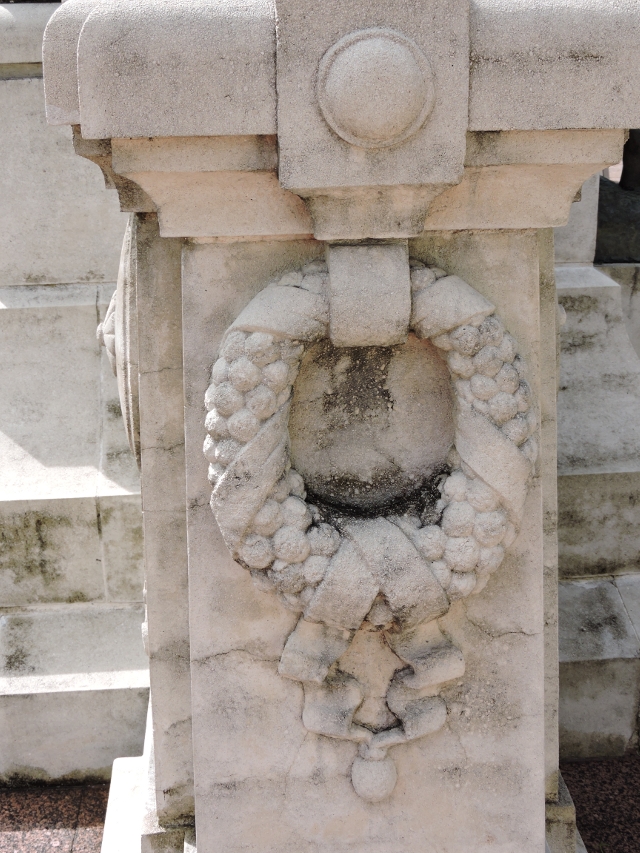 Quels sont les symboles sur le monument aux morts ? 
