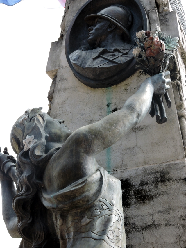 Quels sont les symboles sur le monument aux morts ? 