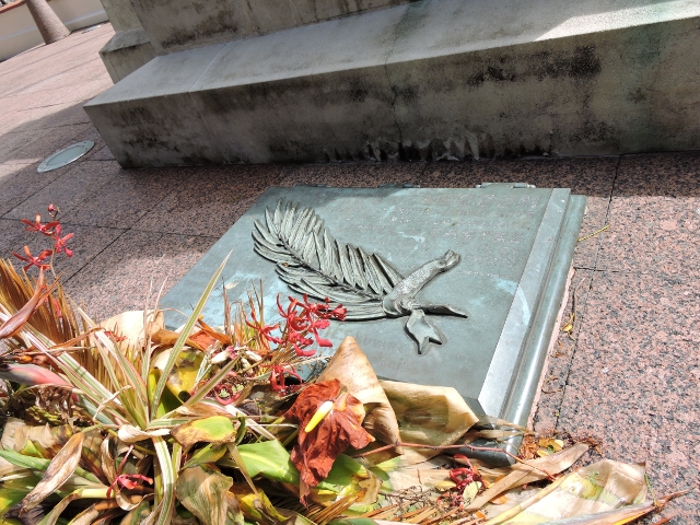 Quels sont les symboles sur le monument aux morts ? 