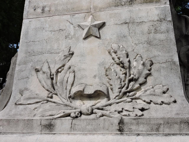 Quels sont les symboles sur le monument aux morts ? 