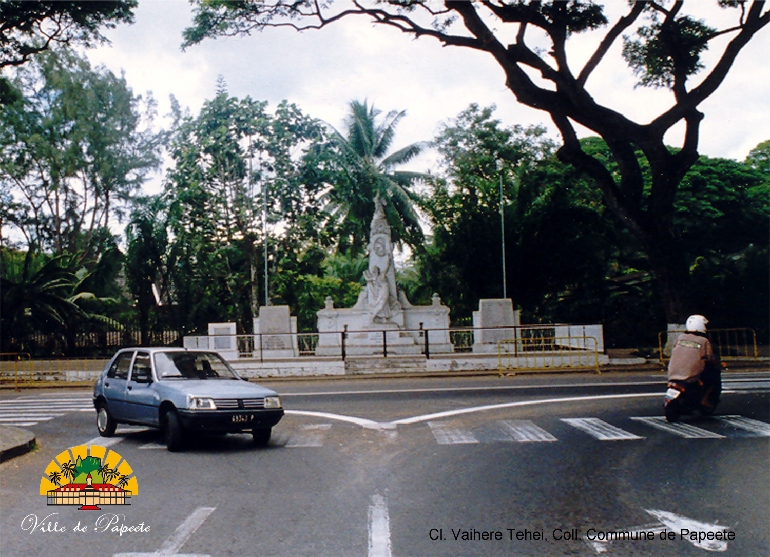 Le monument aux morts est remis au conseil municipal de Papeete en 1923. Il est édifié au milieu de l'avenue Bruat à hauteur de la rue Neuve (actuelle rue des Poilus tahitiens), face à la mer. Il est déplacé ensuite en 1956 sur le bas-côté de l'avenue Bruat du côté du haut-commissariat, puis, en 2001, près de l’ancienne enceinte du service des Travaux publics où est bâti le CESC. Crédit : cl. Vaihere Tehei, Coll. Commune de Papeete