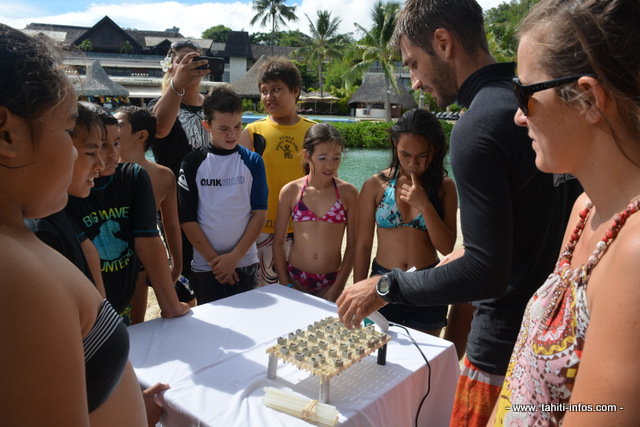 A droite sur la photo, Laetitia Hédouin, chercheur au CNRS en eco-toxicologie. Elle travaille depuis 2010 avec le Criobe. Elle observe particulièrement "la réponse du corail au stress anthropique".