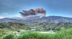 Nouvelle éruption volcanique au Costa Rica, aéroport international fermé