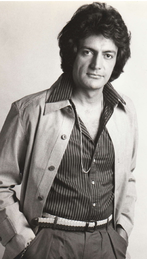 Sa voix de baryton et son look à la Mike Brant ont permis à Gabilou de pénétrer dans le showbusiness parisien dans les années 1970.