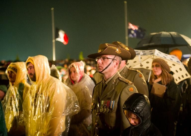 Un Australien lors des cérémonies commémorant le 100e anniversaire de la bataille de Gallipoli durant la Première Guerre mondiale, le  25 avril 2015, à Villers-Bretonneux en France. Photo : AFP
