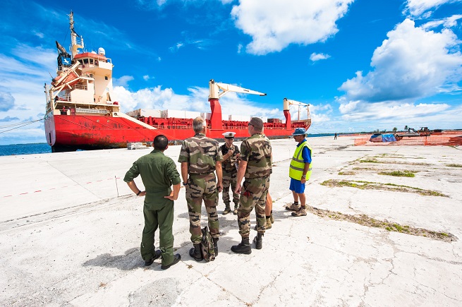 Le 13 avril 2015, accostage à Moruroa du navire qui emmène sur place le matériel pour la construction de la nouvelle base de vie (Crédit photo : J.Bellenand©Marine Nationale).