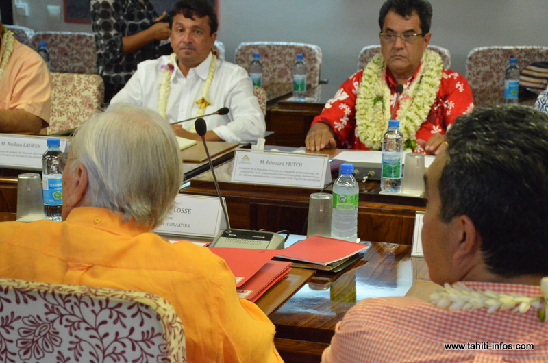 Edouard Fritch durant la rencontre du 20 février 2015 avec Gaston Flosse et les élus Tahoera'a, à l'Assemblée