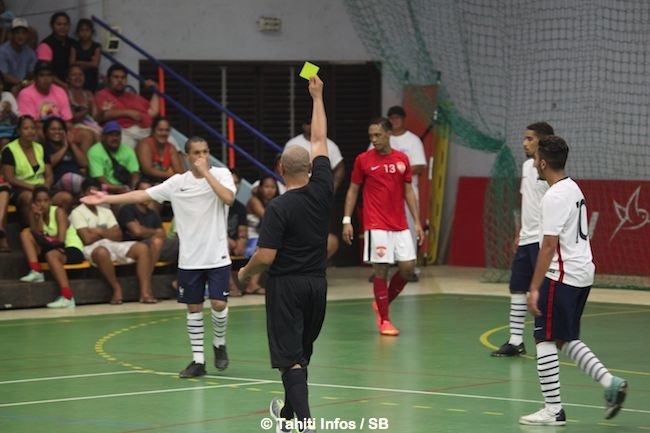 Un carton rouge a même été distribué par erreur avant d'être annulé.