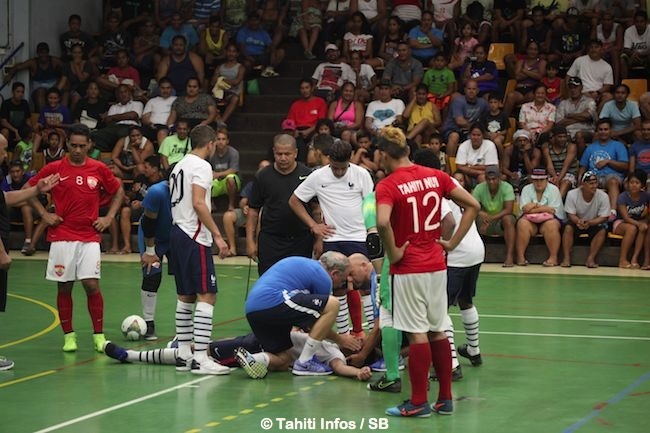 Le gardien tahitien a pris un carton rouge après cette sortie dangereuse.