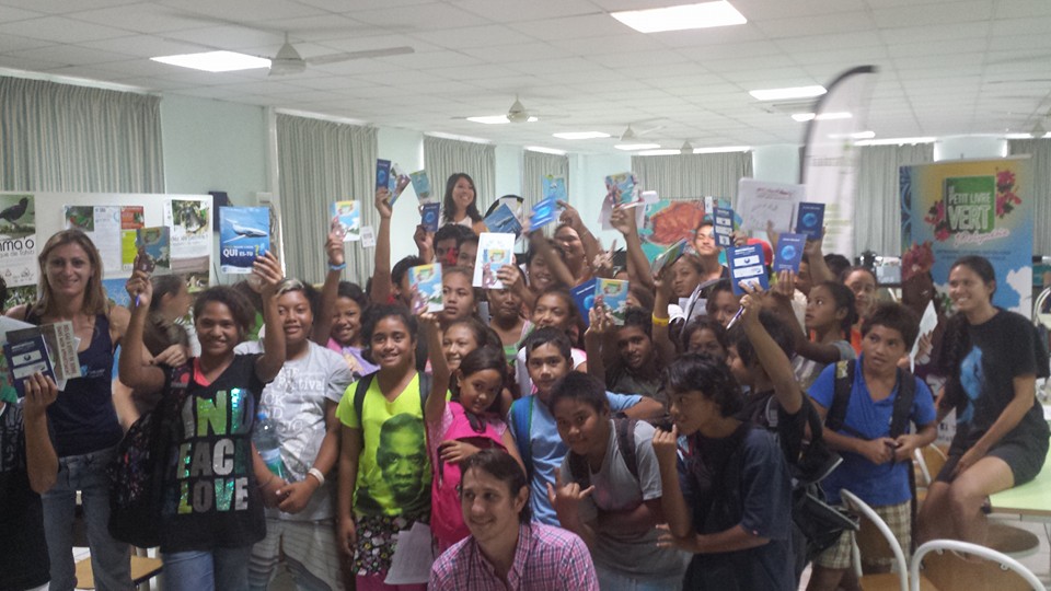 Les éco-délégués du collège de Taravao et les intervenants de cette matinée sur le développement durable.