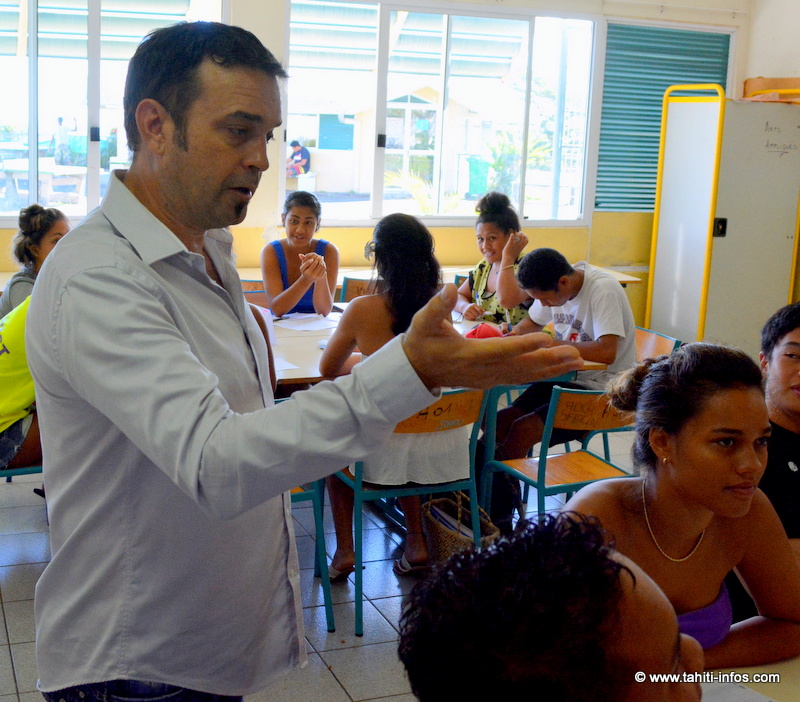 Léo Marais en train d'organiser des élections