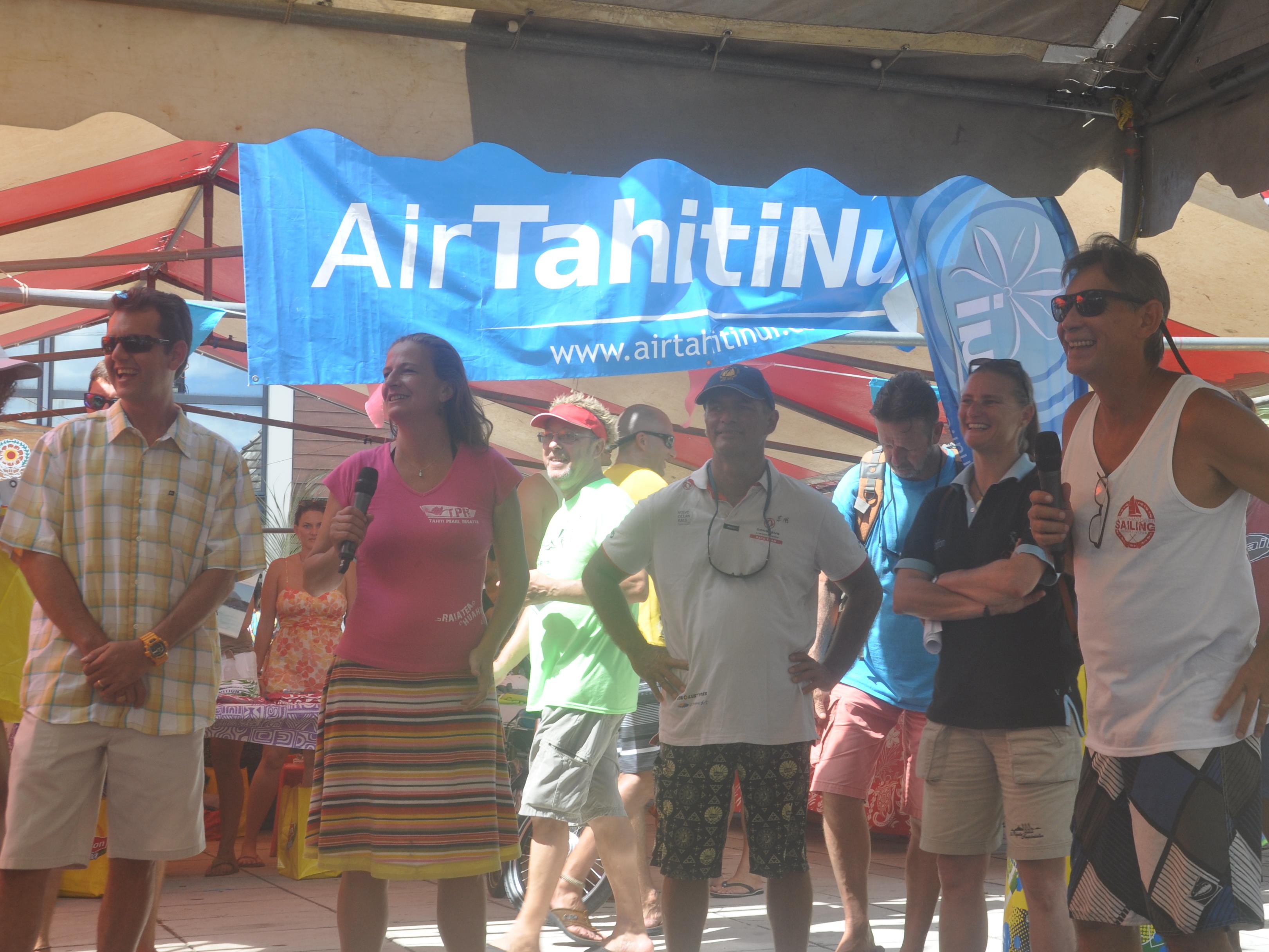 Briefing de la régate au village de la TPR avec Jean-Michel Paillé représentant de l'IJSPF, Stéphanie Betz, de l'organisation, Didier Axelle et Thierry du Comité de course