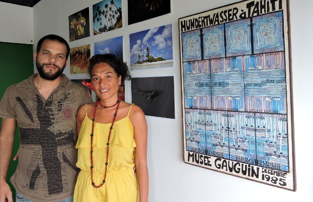 « Je suis revenue il y a deux ans à Tahiti après 10 ans à Berlin. J'ai constaté un manque énorme pour promouvoir les artistes », confie Mateata Peirsegaele, aux côtés du webmaster Yannick Peyronnet.
