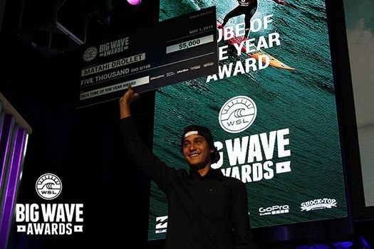 Surf « XXL Big Wave Award » : le Tahitien Matahi Drollet remporte le tube of the year