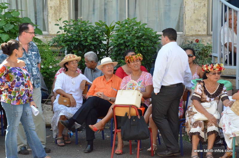 La déception se lisait sur le visage de Gaston Flosse, à mesure que les résultats des bureaux de vote montraient l'avance des candidats Nuihau Laurey et Lana Tetuanui, dimanche matin.