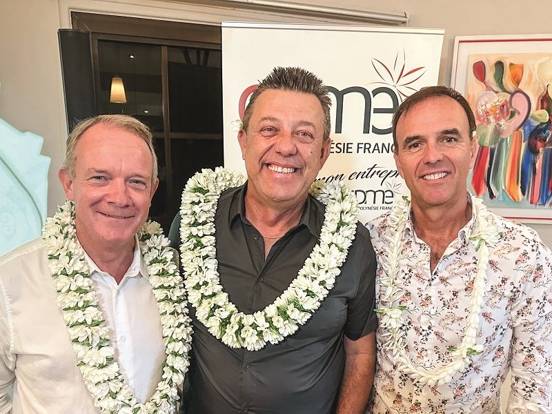 Christophe Plée, le 4 octobre dernier à l'occasion de sa réélection à la tête de la CPME Polynésie, entouré de son vice-président Régis Vignal, et de Jean-Eudes du Mesnil, secrétaire général de la CPME France présent pour l'occasion. credit photo archives tahiti infos