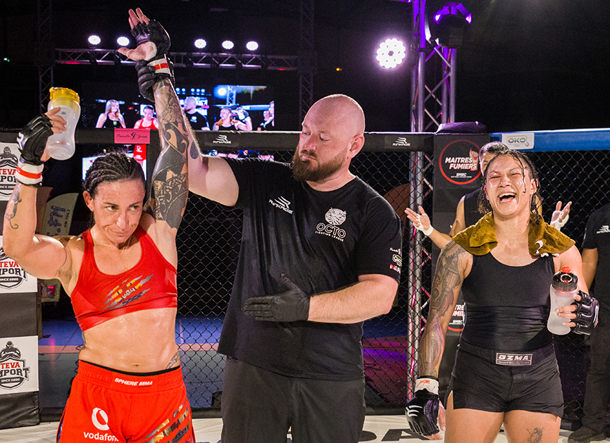 Le juge arbitre international Kevin Davis intervient auprès de l’OFL comme consultant. Ici lors du verdict du combat Flore Hani vs Helen Peralta, vendredi soir à Fautaua dans le co-main event de l’OFL 2. (Photo DR).