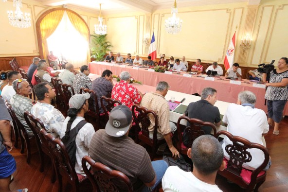 Le gouvernement rencontre les centrales syndicales