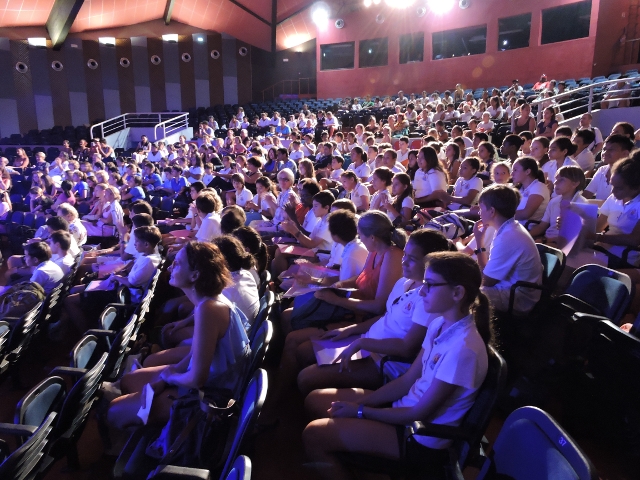 Les cartes postales musicales de 350 choristes