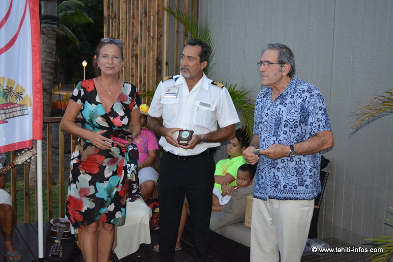 Stéphanie Betz (qui organisait un cocktail de bienvenue au nom de la Mairie de Papeete et de Tahiti Tourisme), François Chaumette (capitaine du Port) et Jimmy Cornell (organisateur de la Blue Planet Odyssey) ont échangé de petits cadeaux.