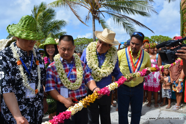Le coupé de ruban avec Cheng Wang, le Pd-g de Tahiti Nui Ocean Foods, Edouard Fritch le président du Pays et Théodore Tuahine, le tavana de Hao.