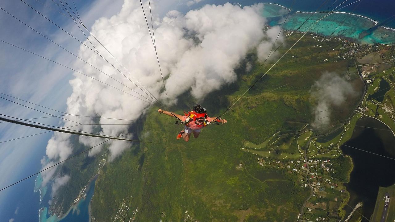 Allegra Nasi et Will Penny ont sauté au-dessus de Moorea avant d'aller à Bora Bora.  Photo : Will Penny