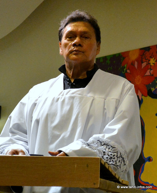 John Mairai joue l'aumonier de l'île, qui est aussi le narrateur