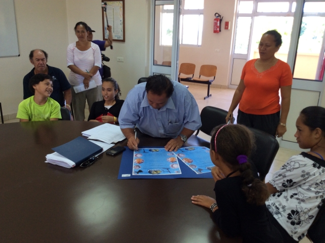 Les élus de Tubuai adoptent une charte pour l'océan rédigée par les enfants