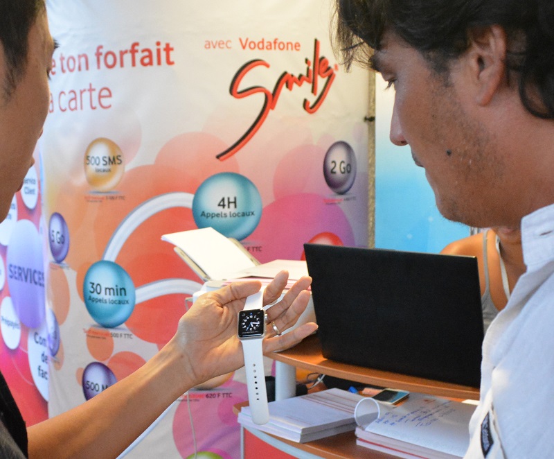 Tumata, qui serait le deuxième acheteur d'une Apple Watch en Polynésie, et Patrick Moux, examinent le dernier produit sorti des usines Apple