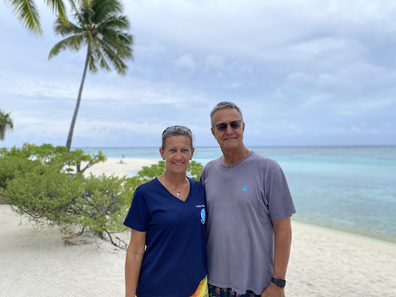 Cécile Gaspar et Richard Bailey sur l’atoll de Tetiaroa. Crédit photo : Thibault Segalard.