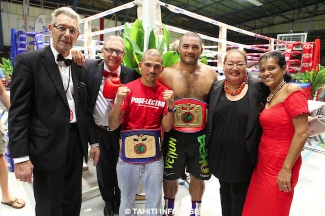 Deux ceintures pour deux champions, ici avec les arbitres venus exprès de Nouvelle Zélande.