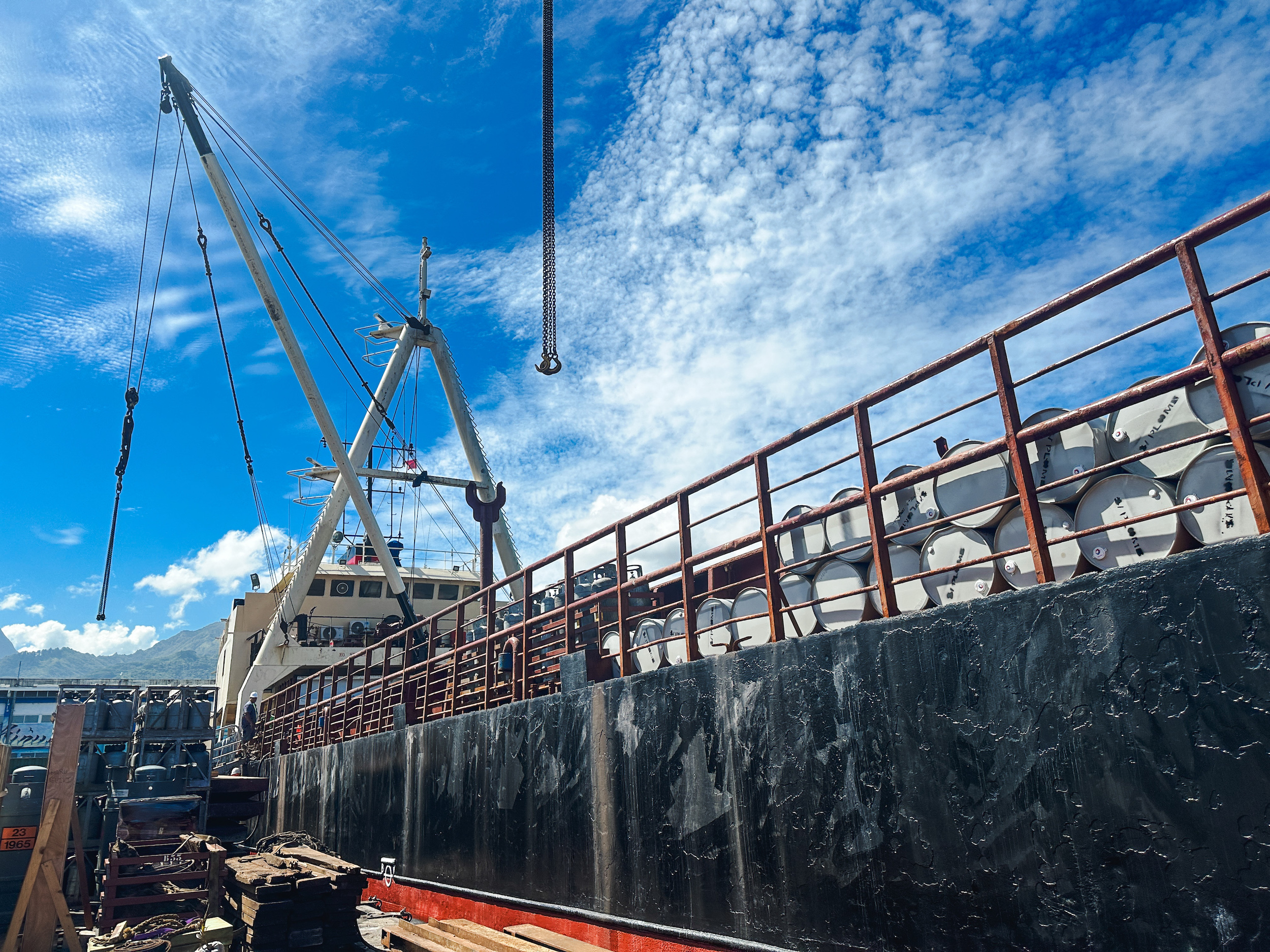 Le Nuku Hau appareille avec moitié moins d'essence