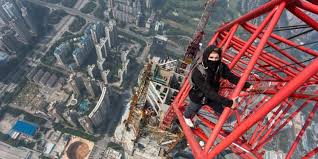 Deux "spidermen" escaladent l'une des plus hautes tours du monde