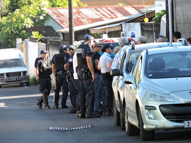 Le 17 février 2015, reconstitution à Tipaerui d'une scène de crime. En décembre 2014, sur cette portion de route qui mène aux Archives territoriales, un mari jaloux s'était acharné sur l'amant de sa femme.