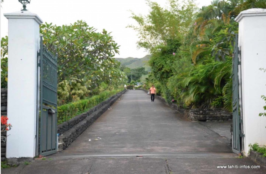 L'entrée de la propriété de Gaston Flosse à Erima