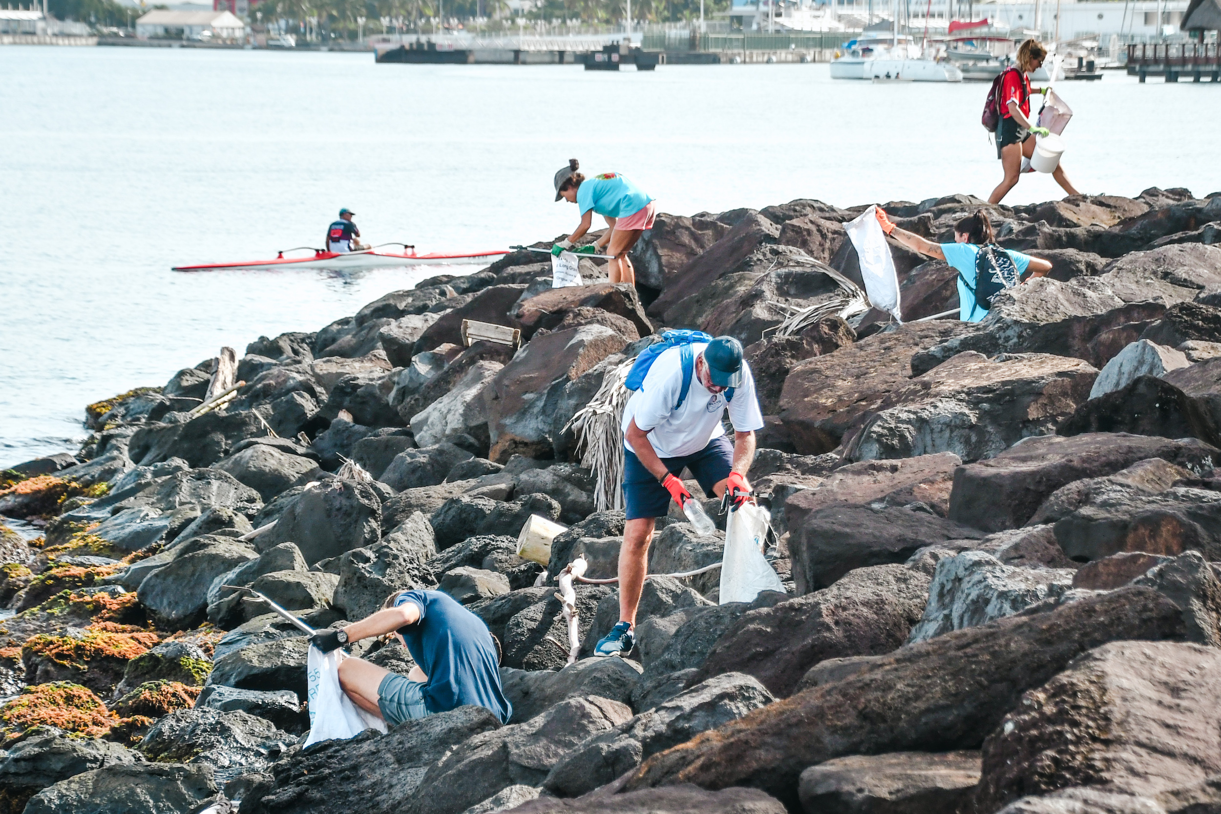 Les bénévoles de l'association Mama Natura venus en nombre au Parc Paofai, afin de venir à bout des déchets.