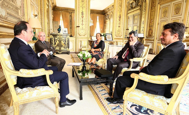 François Hollande et son directeur de cabinet Thierry Lataste ont reçu ce mercredi à l'Elysée les deux nouveaux sénateurs polynésiens Lana Tetuanui et Nuihau Laurey avec le président polynésien Edouard Fritch.