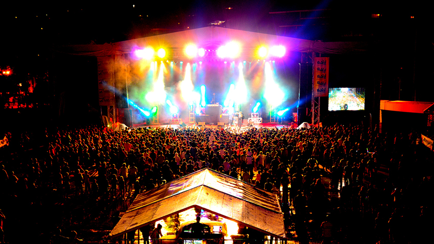 Plus de 3000 fans autour de Maître Gims sous la pluie