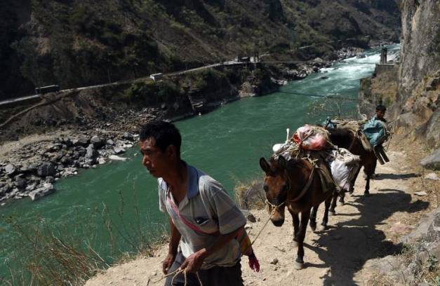 Au bord de l'Himalaya, les excès du développement à la chinoise