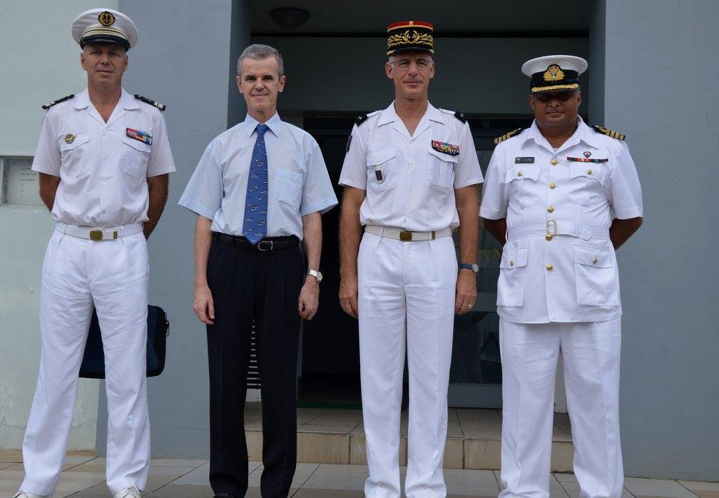 Les commandements français et fidjiens accompagnés de l’ambassadeur de France à Fidji, Michel Djokovic. (Crédit photo : Ambassade de France à Fidji)