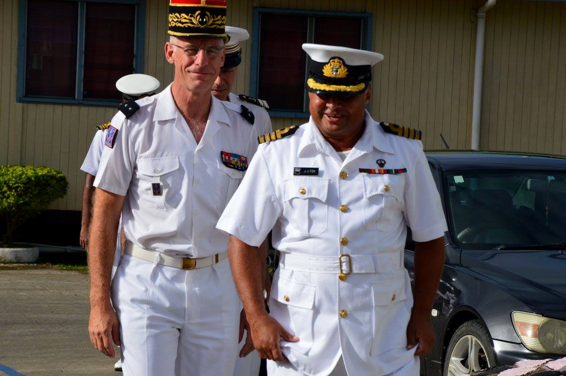 Le Général Luc du Perron de Revel, commandant supérieur des forces armées de la Nouvelle-Calédonie (FANC), et le Commandant en chef de la marine fidjienne, le Capitaine John Fox. (Crédit photo : Ambassade de France à Fidji)