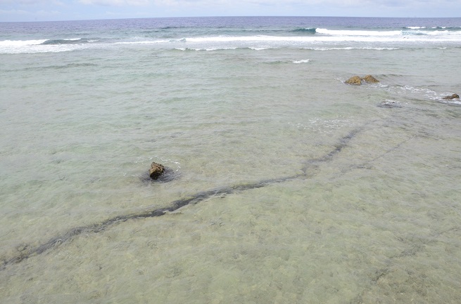 La principale faille à Moruroa est apparue dans la zone nord de l'atoll. Depuis 30 ans, une surveillance géomécanique avec le système Telsite permet de vérifier les mouvements souterrains. C'est ce dispositif de surveillance qui sera restauré à partir de juin prochain sur l'atoll.