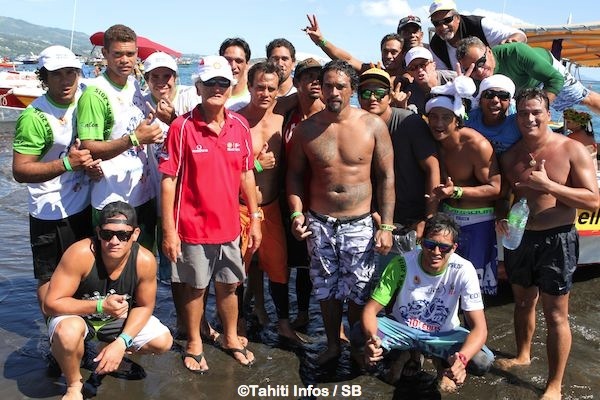 Shell Va'a autour d'Albert et Patrick Moux.